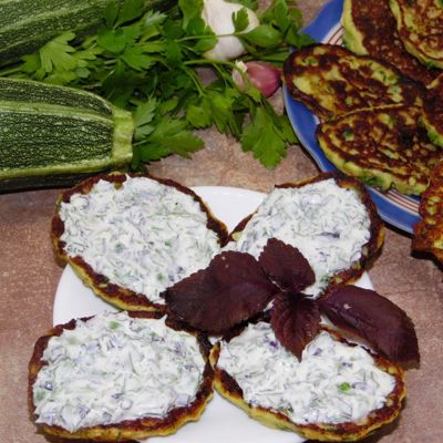Блинчики из кабачков с овсянкой и сметанным соусом